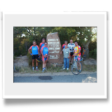 I ciclisti stanchi ma felici al loro arrivo a Nomadelfia